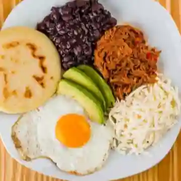 Combo Arepa Full Pabellón + Jugo