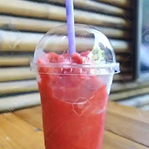 Jugo de fresa en agua