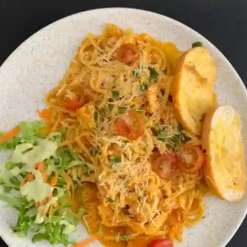 Spaguettis Napolitanos con Pollo