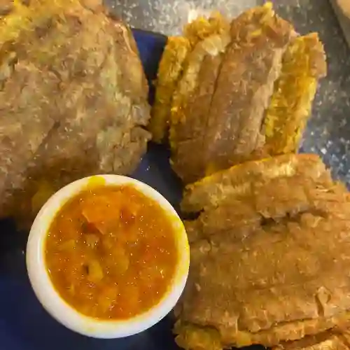 Patacones con hogao y aji