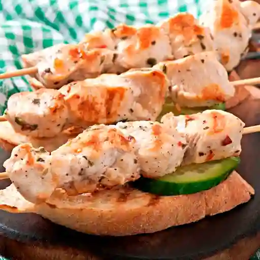 Chuzo de Pollo Acompañado de Papas a la