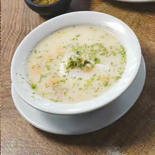Caldo con huevos y arepa