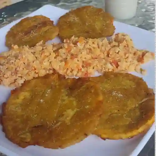 Delihuevos en perico con patacones