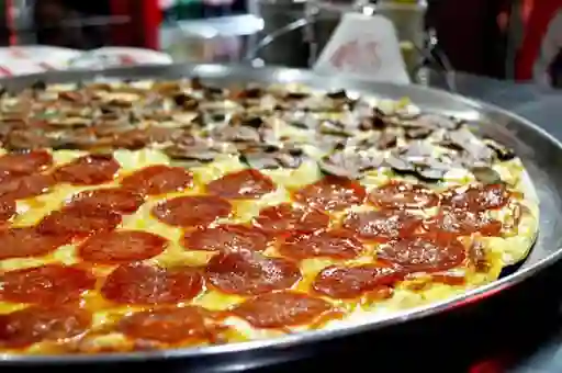 Pizza Tipica Jamón y Champiñones