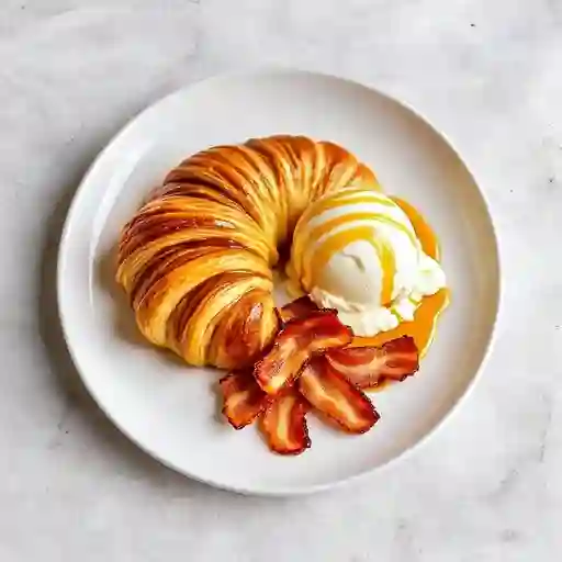 Medialuna con helado y bacon