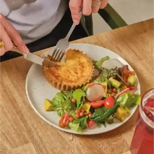 Quiche de Cebolla con Ensalada