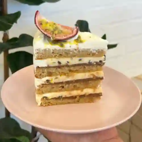 Torta de vainilla y mousse de maracuyá