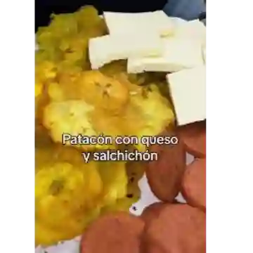 Patacón con Queso y Salchichón