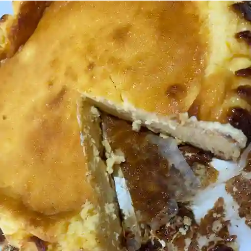 Porcion de tarta vasca clasica
