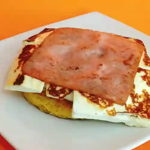 Arepa con Jamón y Doble Queso