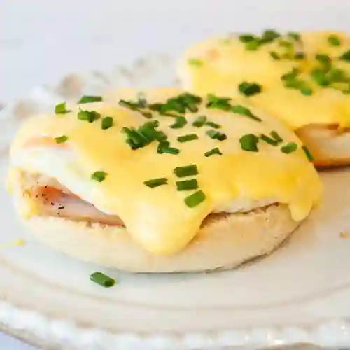 Huevos Fritos en Salsa de Queso