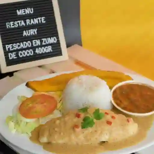 Ejecutivo con pescado en zumo de coco