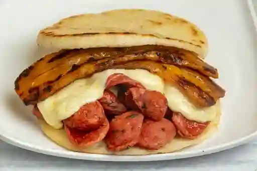 Arepa Rellena de Chorizo con Maduro
