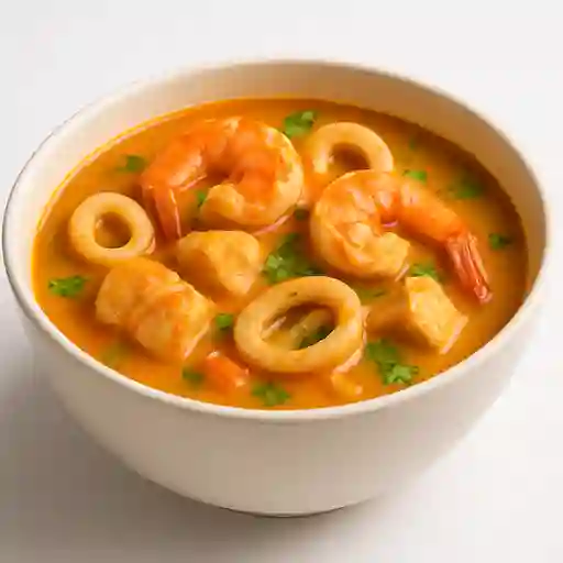 Sopa abundante con mariscos frescos