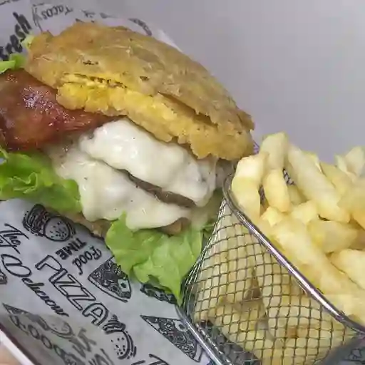 Hamburguesa de pátacon con papas