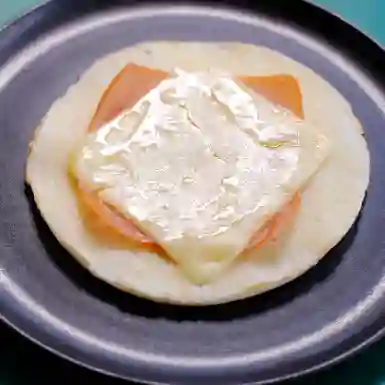 Arepa con Jamón y Queso