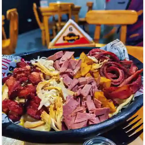 Salchipapas de la casa