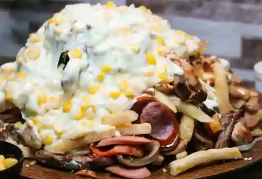 Salchipapa de Pollo y Chorizo