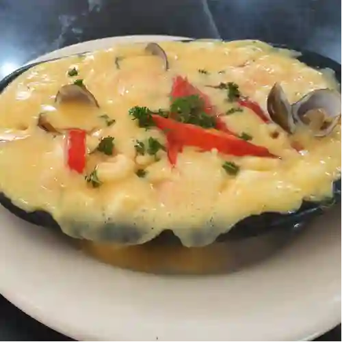 Combo Cazuela de Mariscos + Brisa Sin Gas 500 ml