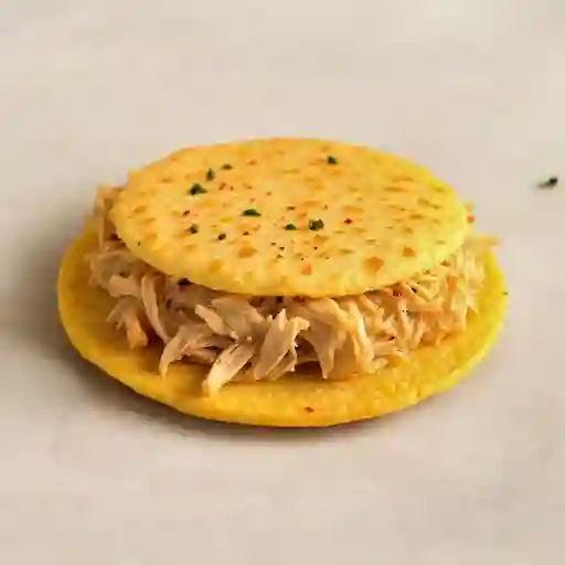 Arepa con pollo desmechado