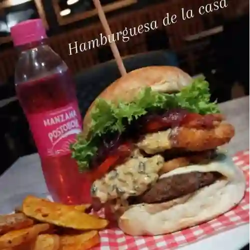 Hamburguesa de la Casa + Papas + Gaseosa