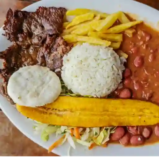 Bandeja con frijol y sopa del día