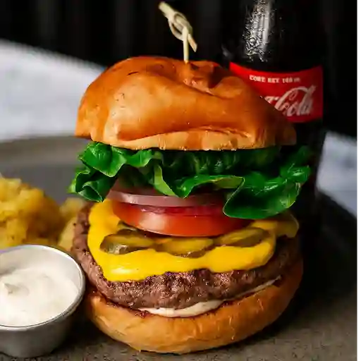 Cheese burger + papas + coca cola