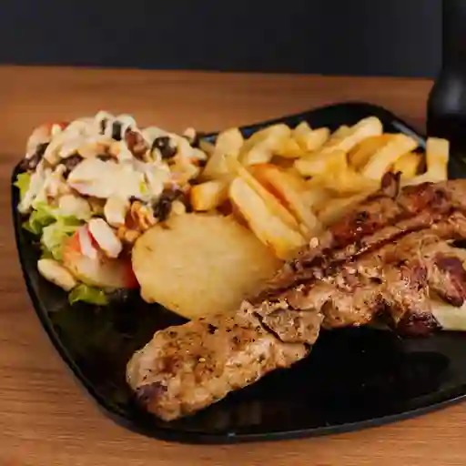 Chuzo de pollo acompañado de papas a la