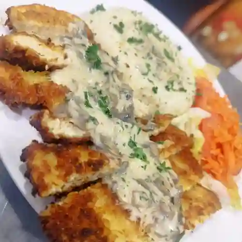 Pollo Apanado con Salsa de Champiñón