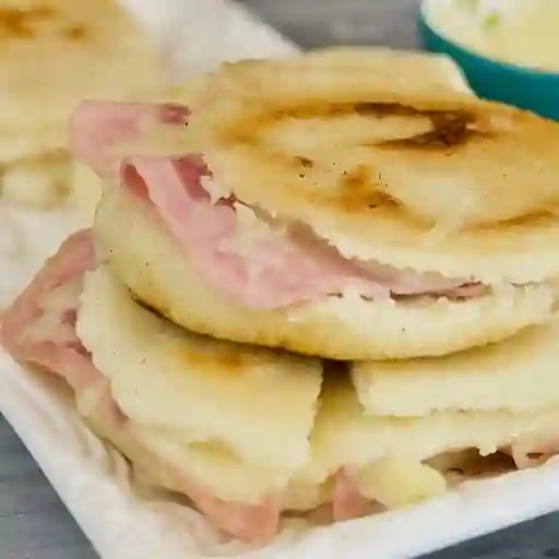 Arepa con jamon y queso