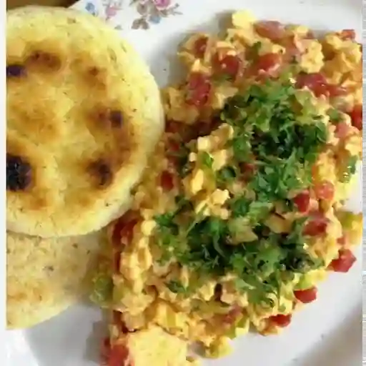 Huevos revueltos con arepa