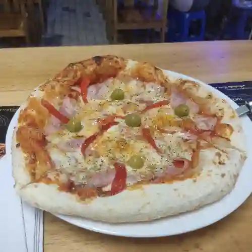 Pizza Jamón y Morrón