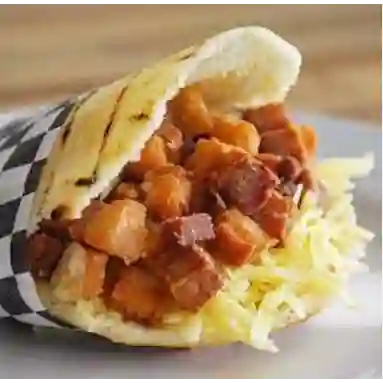 Arepa con chicharron y queso