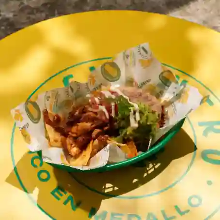 Nachos de cerdo al pastor