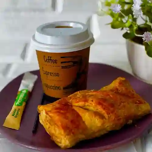 Pastel de Carne+cafe con Leche