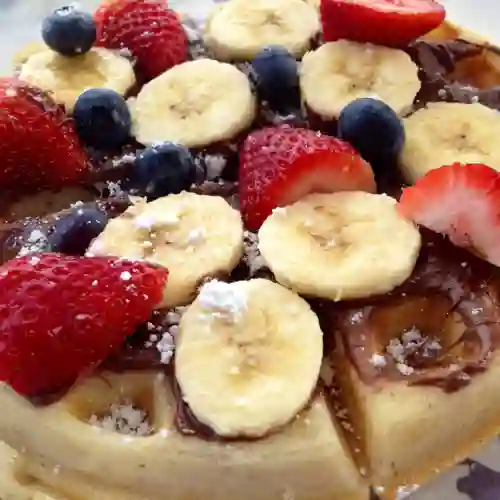 Waffle de Fresa Banano y Arequipe