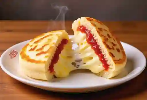 Arepa de Peto con Mozzarella y Bocadillo Veleño