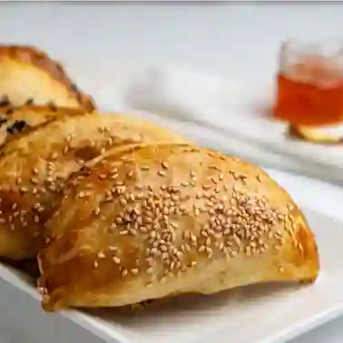 Empanada de Carne, Pimentón y Aceitunas