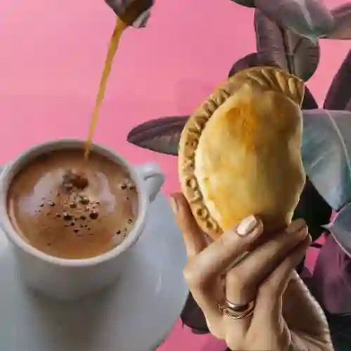 Combo Café Americano + Empanada