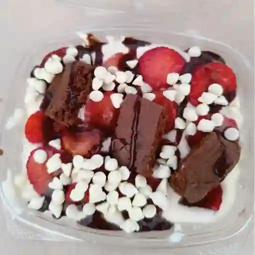Brawnie con Crema y Fresas