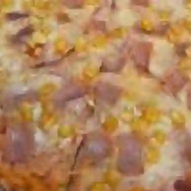 Pizza Salami Tocineta y Maiz