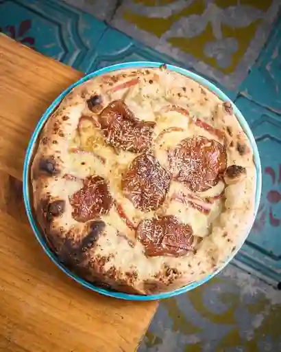 Pizza Peras Caramelizadas Queso Azul Tocineta