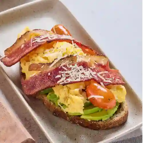 Tostada Huevos Cremosos con Aguacate