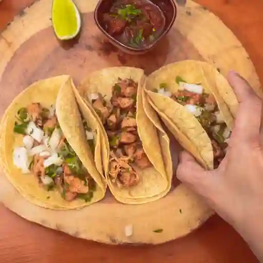 Tacos de pollo enchipotlado