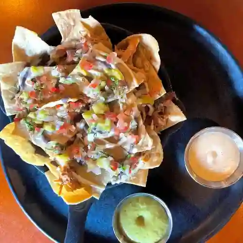 NACHOS con CARNITAS