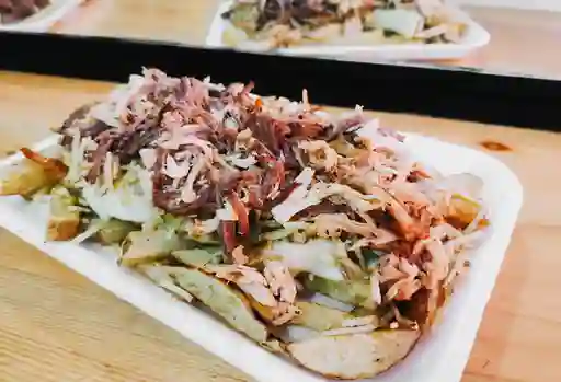 Salchipapa de Carne y Pollo