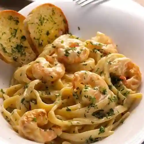 Pasta Alfredo con Camarones