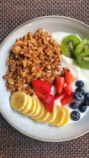 Granola y Frutas