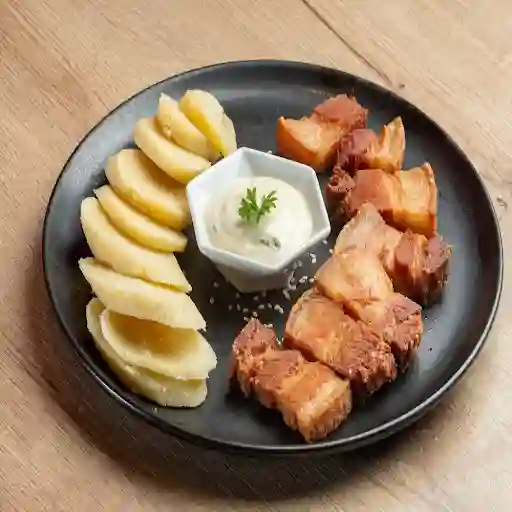 Chicharrón Con Bollo Y Suero