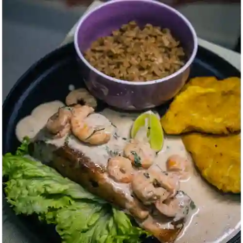 Filete de Salmón en Salsa de Camarones